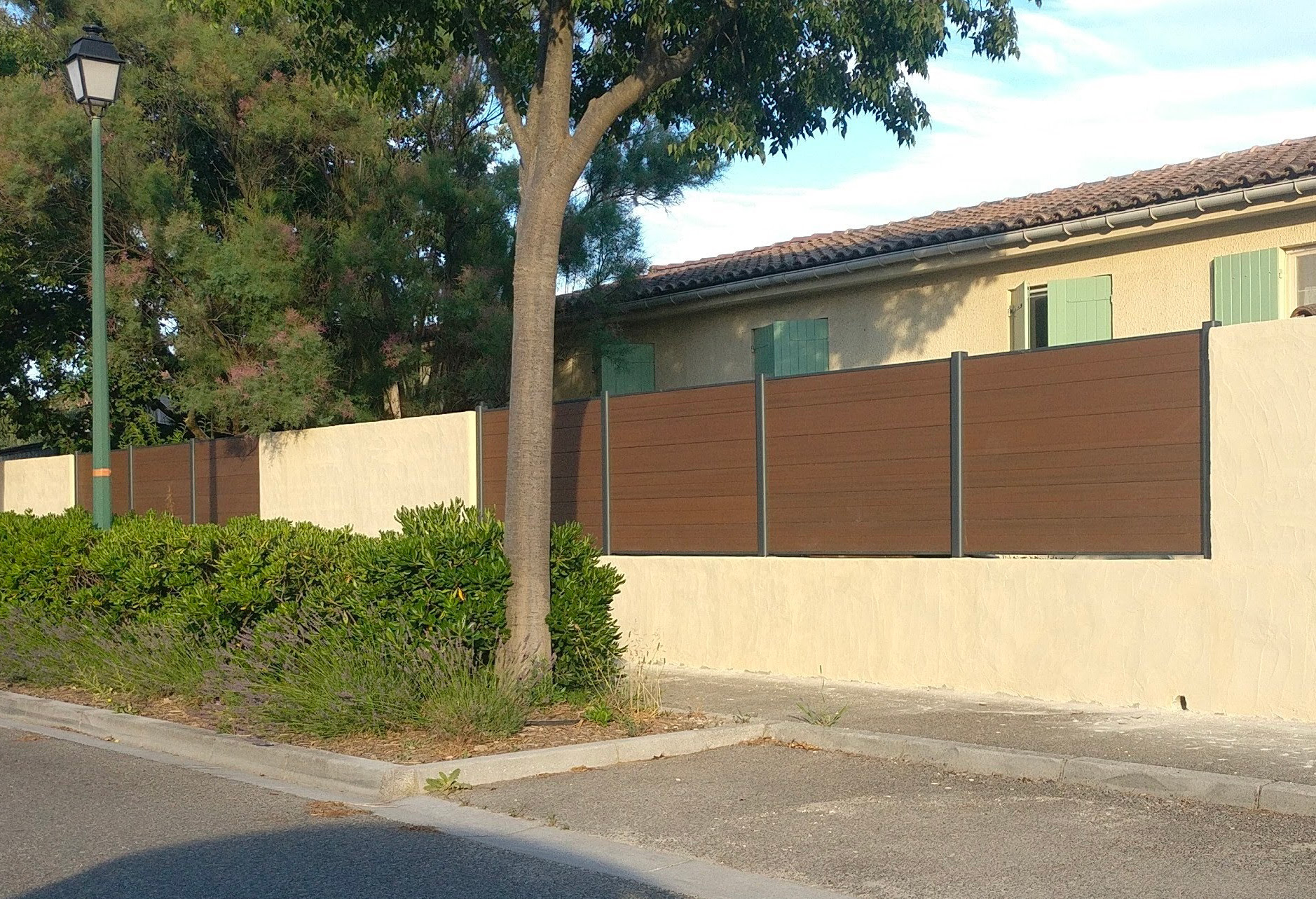 Comment poser une clôture sur muret ? | Neowood